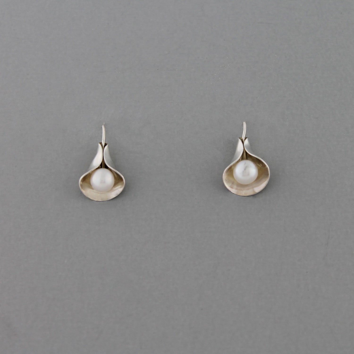 Calla Lilly (White Pearl) - Earrings